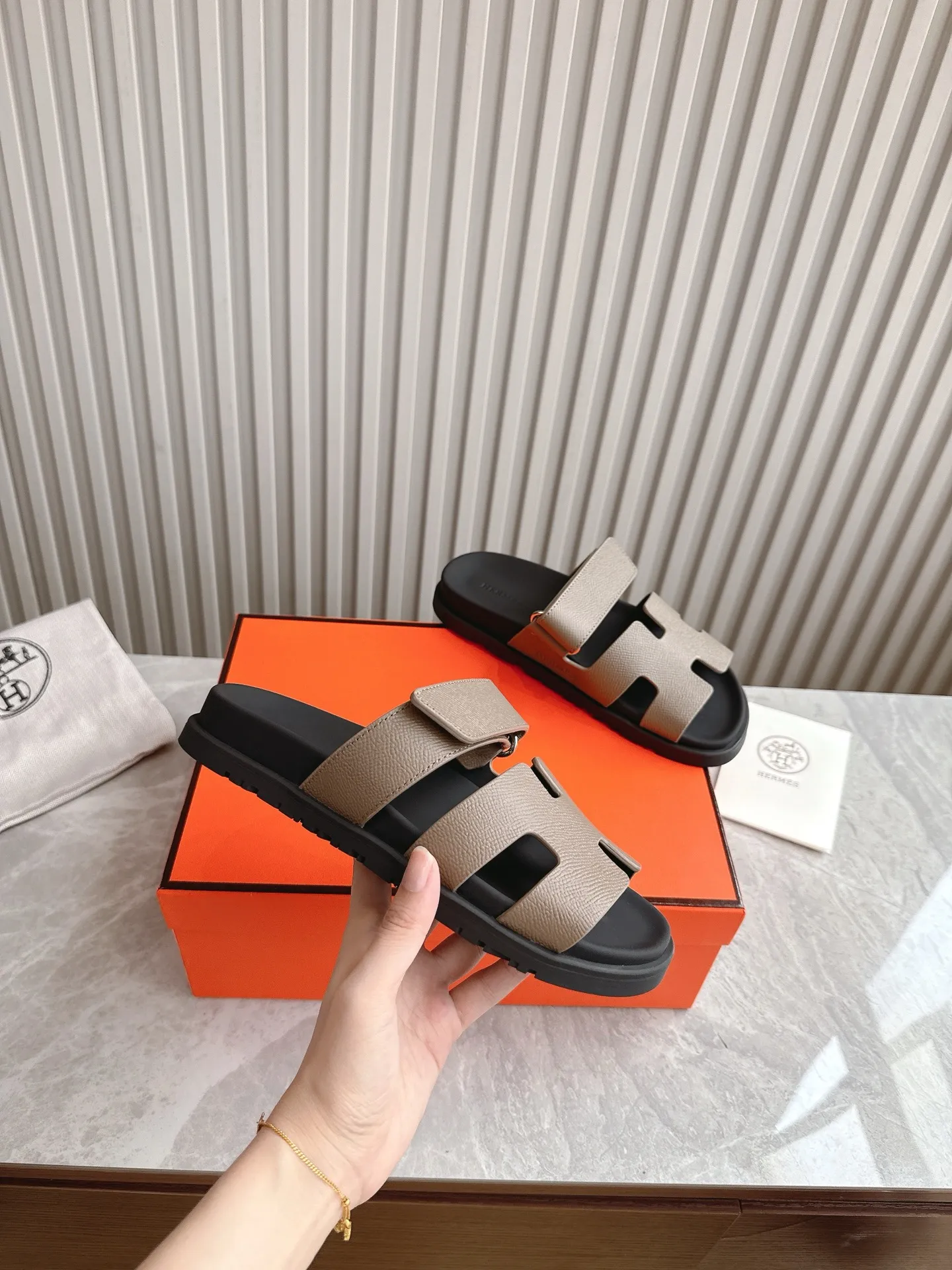 p480🐮🐮Couple model (top version) H family 2024 spring and summer new style HERMES Hermes' recently popular couple model pig nose angle sandals and slippers, paired with various colorful socks, popular. Upper: imported original deerskin (the genuine leather edging is not ordinary super migration). Lining: imported genuine leather. Outsole: Tpu non-slip and wear-resistant outsole. Size: Female 35-42 (40/42 non-returnable and non-exchangeable) Male size: 39-45 (45 non-refundable and non-exchangeable)